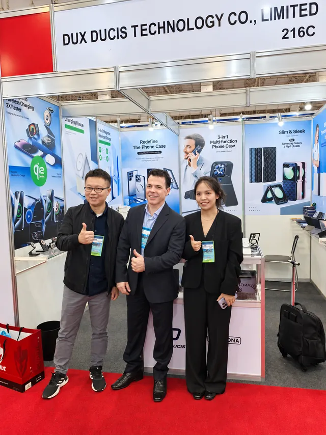 Tres personas reunidas en el stand de DUX DUCIS Technology en la feria