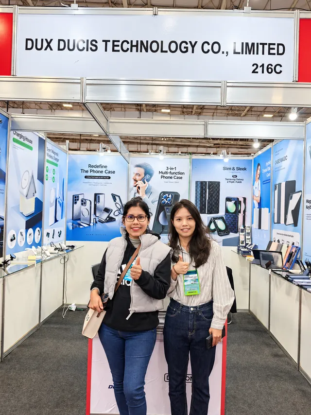 Dos personas posando juntas en el stand de DUX DUCIS en la feria