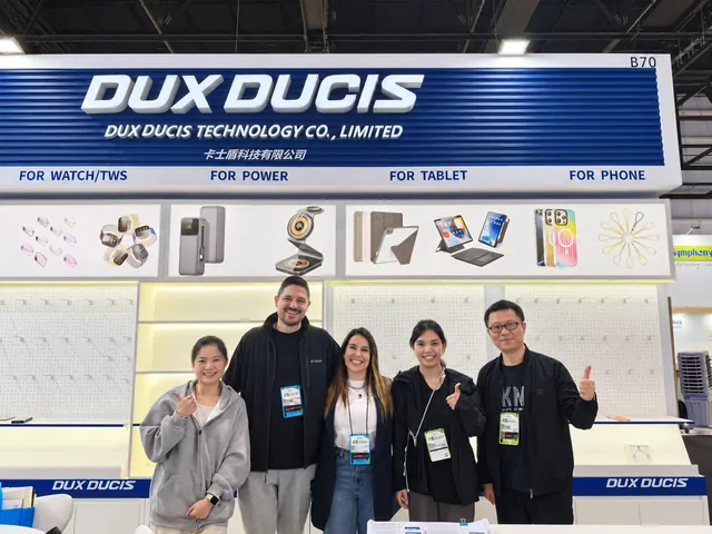 Cinco visitantes y miembros del equipo juntos frente al stand de DUX DUCIS en la feria