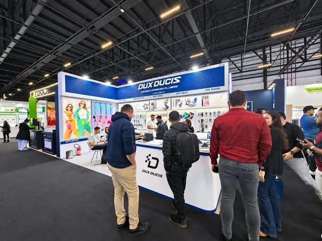 Visitantes descubriendo el stand de DUX DUCIS y los accesorios para móviles en una feria